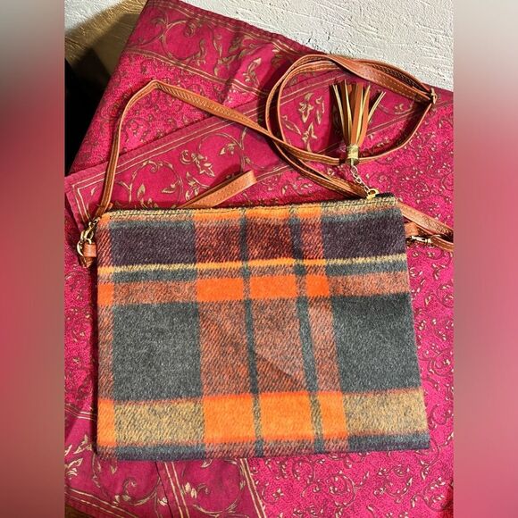 Crossbody flannel plaid bag w removable straps- carry as a wristlet or crossbody - Picture 4 of 8